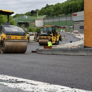 
                                Asphaltarbeiten am neuen "Bypass" in Richtung Kaan-Marienborn im Mai 2025 (Foto: Stadt Siegen)
                            