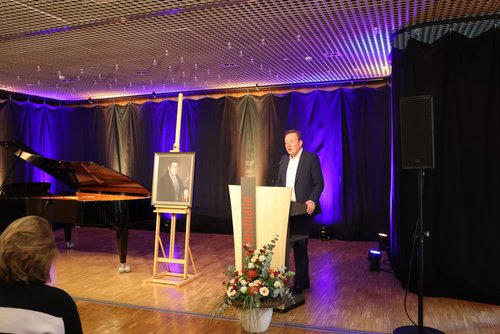 Pressefoto zur Eröffnung der Feierstunde zum 150. Todestag von Leonhard Gläser durch Bürgermeister Steffen Mues