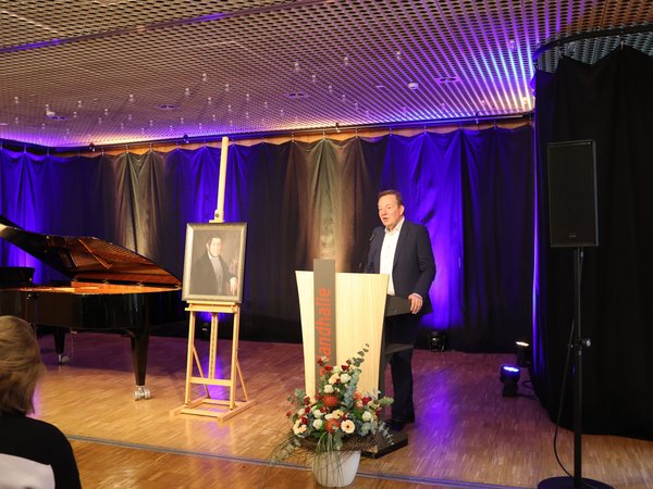 Pressefoto zur Eröffnung der Feierstunde zum 150. Todestag von Leonhard Gläser durch Bürgermeister Steffen Mues