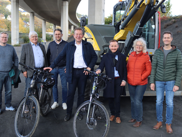 Ratsmitglieder Martin Heilmann und Jürgen Stinner, Stadtbaurat Henrik Schumann, Bürgermeister Steffen Mues, Bauunternehmer Sebastian Quast, 1. stv. Bürgermeisterin Angela Jung und der städtische Fahrradbeauftragte Felix Hammerschmidt (v.l.).
