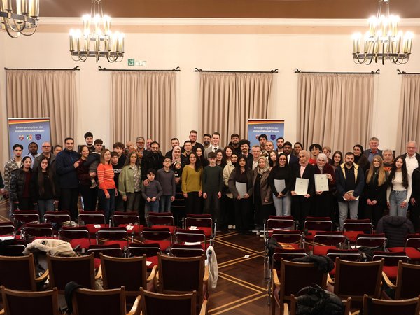 Bürgermeister Tristan Vitt im historischen Ratssaal im Rathaus Siegen mit 51 neuen Staatsbürgerinnen und Staatsbürgern