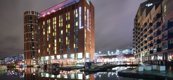 Das DoubleTree by Hilton Hotel in Leeds bei Nacht (Foto: Carl Milner für Visit Leeds)