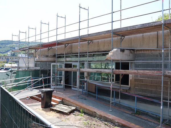 Der Eingangsbereich des Hallenbades Eiserfeld: Hier wurde die Fassade bereits entfernt. (Foto: Stadt Siegen)