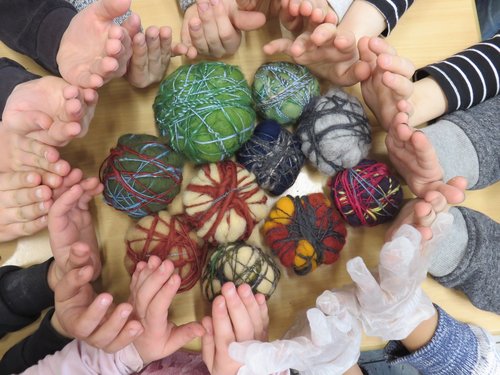 Dieses Bild stammt aus dem bildenden Kunstprojekt "Wie kam der Maulwurf zu seiner Hose?", das 2017/18 unter der Leitung von Inge Zöller an der Obenstruthschule Siegen im Rahmen des Landesprogramms "Kultur und Schule NRW" durchgeführt wurde (Foto: Stadt Siegen)