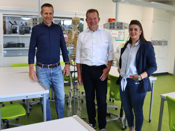 Freuen sich über die sanierten Räume: (v.l.) Schulleiter Sven Berghäuser, Bürgermeister Steffen Mues und die Projektleiterin der technischen Gebäudewirtschaft (TGW) Diana Meier. (Foto: Stadt Siegen)