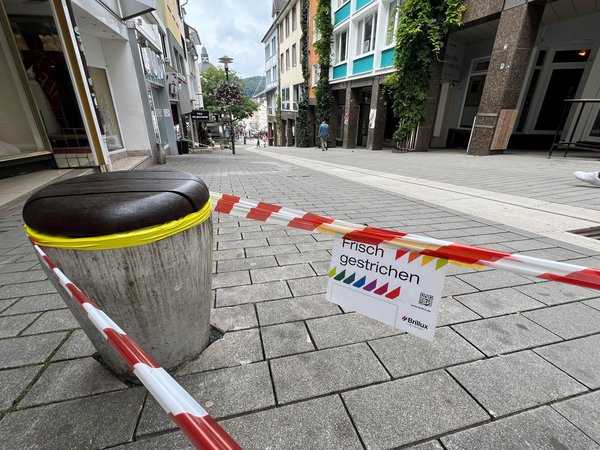 Abschnittsweise werden die Holzsitzflächen in der Innenstadt gereinigt und geölt. (Foto: Stadt Siegen)