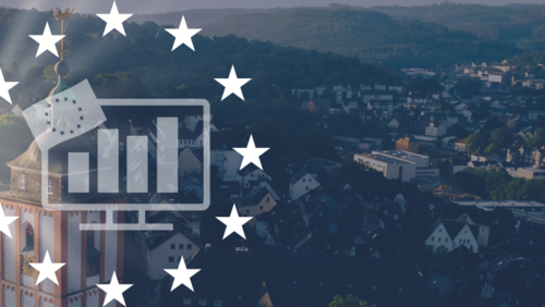 Symbolbild zur Europawahl 2024. Hintergrundbild: Drohnenfoto der Nikolaikirche in Siegen (Foto: Scheinmeier)