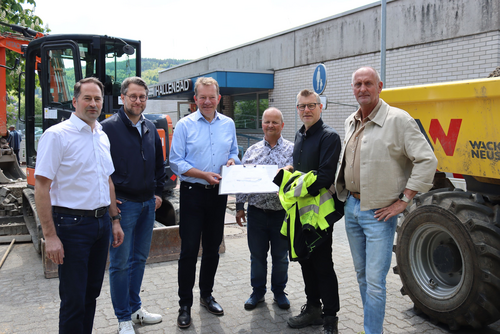 Sportdezernent Arne Fries, Stadtbaurat Henrik Schumann, Bürgermeister Steffen Mues, Projektleiter Bernd Wiezorek von der Stadt Siegen, Andreas Stoppacher (Planungsbüro Stoppacher Ingenieurgesellschaft mbH), Martin Wagner, Leiter der städtischen Sport- und Bäderabteilung. (Foto: Stadt Siegen)