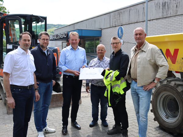 Sportdezernent Arne Fries, Stadtbaurat Henrik Schumann, Bürgermeister Steffen Mues, Projektleiter Bernd Wiezorek von der Stadt Siegen, Andreas Stoppacher (Planungsbüro Stoppacher Ingenieurgesellschaft mbH), Martin Wagner, Leiter der städtischen Sport- und Bäderabteilung. (Foto: Stadt Siegen)
