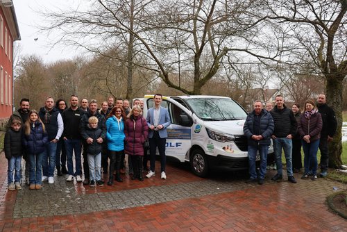 Gruppenfoto von Vertreterinnen und Vertretern lokaler Unternehmen mit Bürgermeister Tristan Vitt neben dem neuen Renault Trafic.