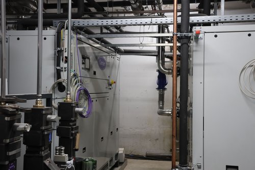 Blick in den "Maschinenraum": Zu sehen sind die neuen Wärmepumpen im Hallenbad Eiserfeld