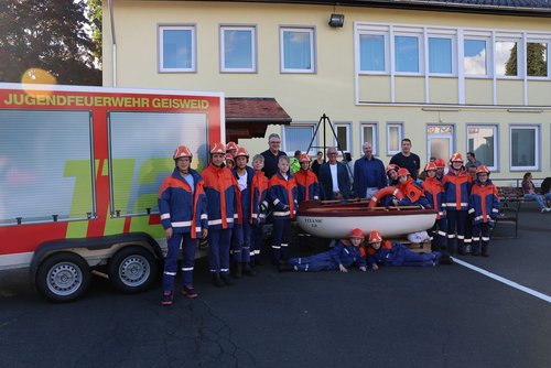 Gemeinsam mit den Kindern und Jugendlichen freuten sich (v. l.) Andreas Trautmann (Jugendwart Feuerwehr Geisweid), der 1. Beigeordnete Wolfgang Cavelius, Eike Jungheim (KulturSiegen) und Daniel Vanosmael (stellv. Einheitsführer Feuerwehr Geisweid). 