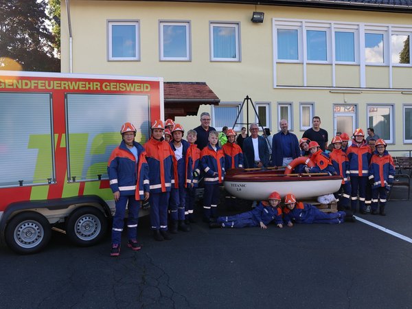 Gemeinsam mit den Kindern und Jugendlichen freuten sich (v. l.) Andreas Trautmann (Jugendwart Feuerwehr Geisweid), der 1. Beigeordnete Wolfgang Cavelius, Eike Jungheim (KulturSiegen) und Daniel Vanosmael (stellv. Einheitsführer Feuerwehr Geisweid). 