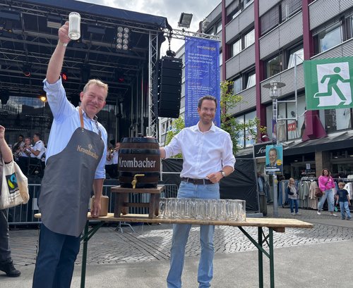 Bürgermeister Steffen Mues (links) eröffnete das 8. Siegener Stadtfest traditionell mit einem Fassanstich. (Foto: Stadt Siegen)