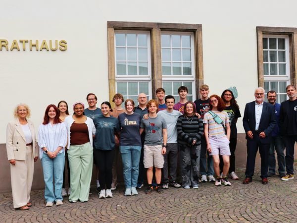 US-Gäste zu Besuch in Siegen: Die stellvertretende Bürgermeisterin, Angela Jung, empfängt die „incoming freshman class“ der University of Tulsa vor dem Rathaus. (Foto: Stadt Siegen)