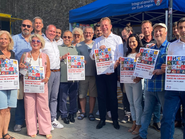 Werbung für die "Interkulturellen Tage": Bürgermeister Steffen Mues mit den Mitgliedern des Integrationsrates sowie Veranstaltenden der Interkulturellen Tage am Stand des Integrationsrates auf dem Stadtfest. (Foto: Stadt Siegen) 