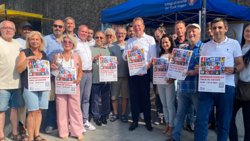 Werbung für die "Interkulturellen Tage": Bürgermeister Steffen Mues mit den Mitgliedern des Integrationsrates sowie Veranstaltenden der Interkulturellen Tage am Stand des Integrationsrates auf dem Stadtfest. (Foto: Stadt Siegen) 