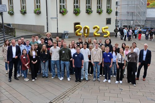 Bürgermeister Steffen Mues (2.v.l) begrüßte die neuen Auszubildenden gemeinsam mit Vertreterinnen und Vertretern der Verwaltung und des Personalrats der Stadt Siegen. (Foto: Stadt Siegen)