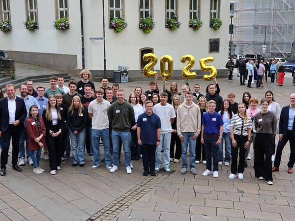 Bürgermeister Steffen Mues (2.v.l) begrüßte die neuen Auszubildenden gemeinsam mit Vertreterinnen und Vertretern der Verwaltung und des Personalrats der Stadt Siegen. (Foto: Stadt Siegen)