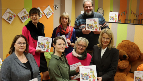 Ein Geschenk an die Stadt Siegen zum 800. Geburtstag: Das Siegener Wimmelbuch, das Illustratorin Kathrin Klotzki-Progri (vorne, 2. von rechts) gestaltet hat. (Foto: Stadt Siegen)
