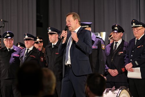Der "alternative Zapfenstreich" der Feuerwehr Siegen für Ex-Bürgermeister Steffen Mues. (Foto: Stadt Siegen)