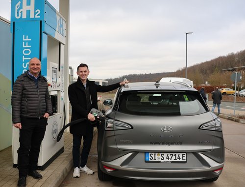 "Premieren-Tankung" an der wiedereröffneten Wasserstoff-Tankstelle im Leimbachtal: Frank Roth (CE Station GmbH) und Bürgermeister Tristan Vitt. (Foto: Stadt Siegen)