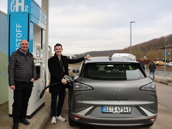 "Premieren-Tankung" an der wiedereröffneten Wasserstoff-Tankstelle im Leimbachtal: Frank Roth (CE Station GmbH) und Bürgermeister Tristan Vitt. (Foto: Stadt Siegen)