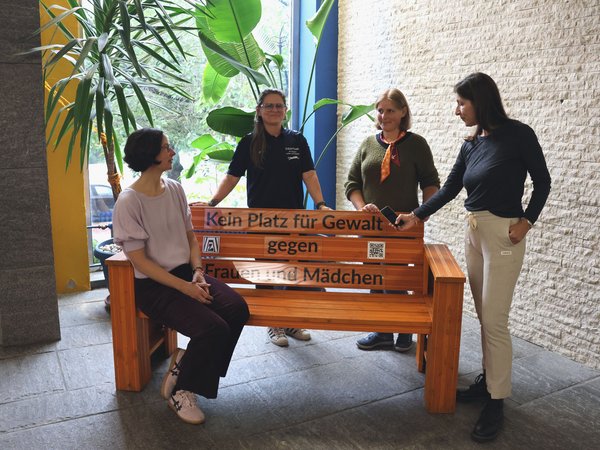 Die orange Zonta-Bank empfängt jetzt die Badegäste im Hallenbad Löhrtor: (v.l.) Susanne Langemeyer (Mitglied Zonta-Club), Katharina Sierpinski (Betriebsleiterin), Gudrun Kröniger (Präsidentin Zonta-Club) und Martina Kratzel (Gleichstellungsbeauftragte) (Foto: Stadt Siegen)