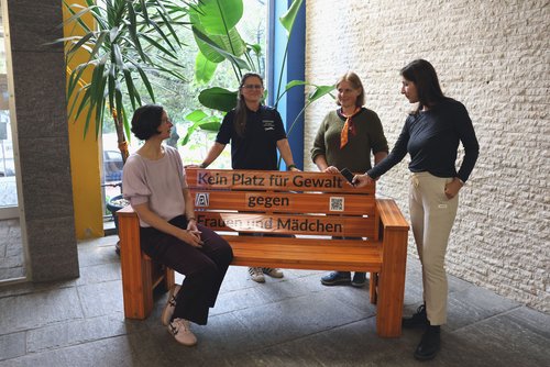 Die orange Zonta-Bank empfängt jetzt die Badegäste im Hallenbad Löhrtor: (v.l.) Susanne Langemeyer (Mitglied Zonta-Club), Katharina Sierpinski (Betriebsleiterin), Gudrun Kröniger (Präsidentin Zonta-Club) und Martina Kratzel (Gleichstellungsbeauftragte) (Foto: Stadt Siegen)