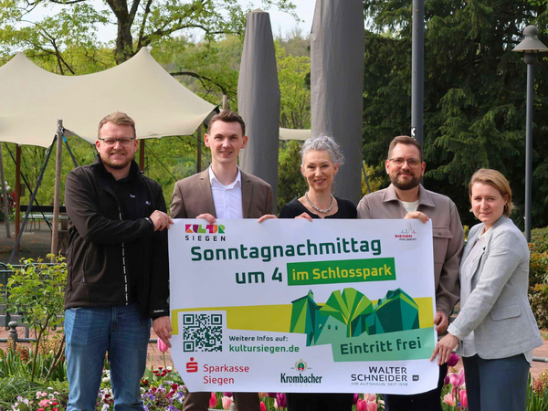 Freuen sich auf den Start der Reihe Sonntagnachmittag um 4 im Schlosspark: Julius Schmidt (Krombacher Brauerei),  Bürgermeister Tristan Vitt, Programmverantwortliche Pia Scharnberg, Maik Waidmann (Sparkasse Siegen), Katja Fünfsinn (Leitung Kultur Siegen)