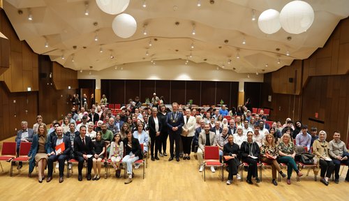 Die neuen Staatsbürgerinnen und Staatsbürger feierten gemeinsam mit Bürgermeister Steffen Mues in der Bismarckhalle. (Foto: Stadt Siegen)