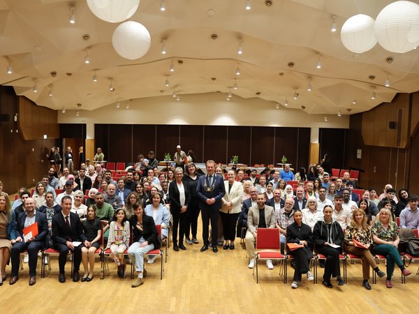 Die neuen Staatsbürgerinnen und Staatsbürger feierten gemeinsam mit Bürgermeister Steffen Mues in der Bismarckhalle. (Foto: Stadt Siegen)