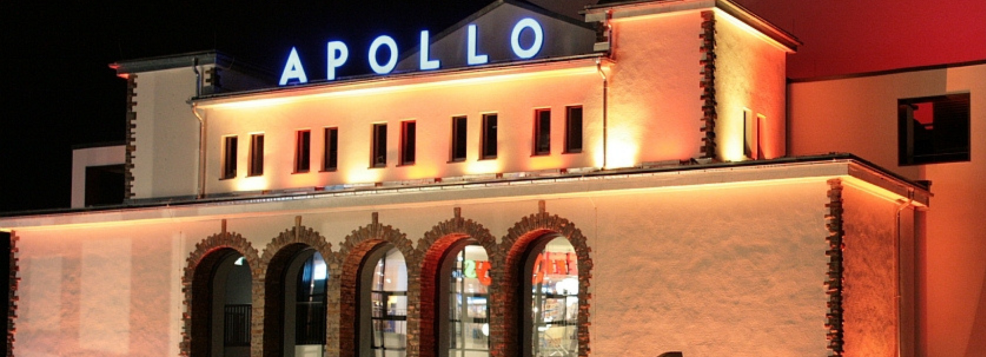 Außenansicht des Apollo-Theaters bei Nacht
