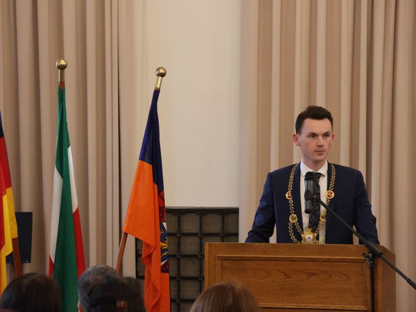 Bürgermeister Tristan Vitt begrüßt die neuen Staatsbürgerinnen und Staatsbürger.