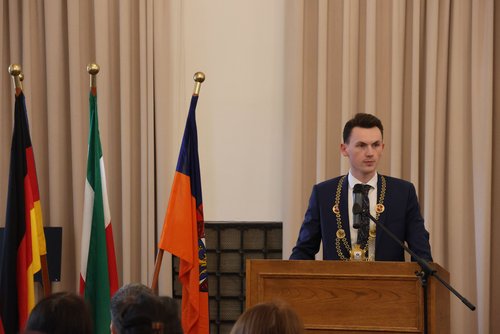 Bürgermeister Tristan Vitt begrüßt die neuen Staatsbürgerinnen und Staatsbürger.