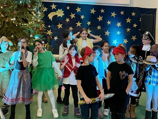 Im Kinder- und Jugendtreff Westhang führten die Kinder das Theaterstück "Peter Pan" auf. (Foto: Stadt Siegen)