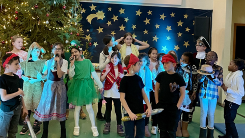 Im Kinder- und Jugendtreff Westhang führten die Kinder das Theaterstück "Peter Pan" auf. (Foto: Stadt Siegen)