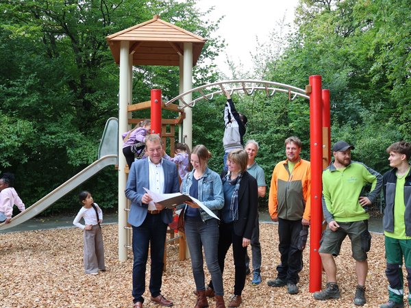 Das Klettergerüst lädt zum Klettern und Hangeln ein: Bürgermeister Steffen Mues (l.) mit den beteiligten Mitarbeiterinnen und Mitarbeitern. (Foto: Stadt Siegen)