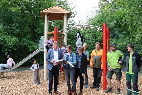 Das Klettergerüst lädt zum Klettern und Hangeln ein: Bürgermeister Steffen Mues (l.) mit den beteiligten Mitarbeiterinnen und Mitarbeitern. (Foto: Stadt Siegen)
