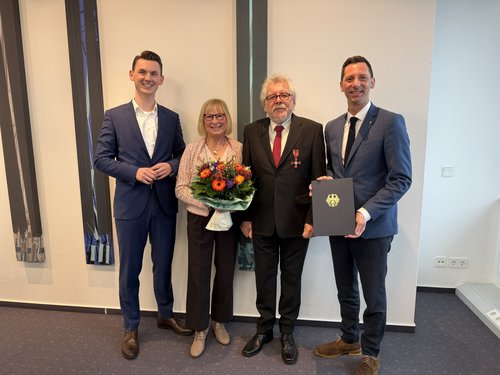 Dieter Tröps und Ehefrau Monica Tröps (Mitte) mit Siegens Bürgermeister Tristan Vitt (links) und Landrat Andreas Müller (rechts) bei der Bundesverdienstkreuzverleihung. (Foto: Kreis Siegen-Wittgenstein)