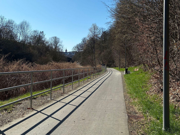 Der Geh- und Radweg "Am Siegufer" mit Rohrgeländer