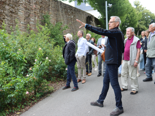 Bauleiter Jürgen Katz erzählte den Gästen bei der ersten Stadtmauer-Führung im Schlosspark Wissenswertes aus erster Hand zur Sanierung des Mauerwerks. (Foto: Stadt Siegen)