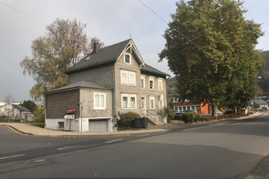 Außenansicht des zum Verkauf angebotenen Wohnhauses in der Siegtalstraße 10 im Ortsteil Eiserfeld.