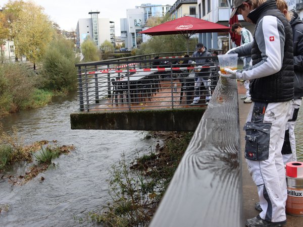 Aktuell werden die Geländer am Sieg-Ufer frisch geölt. (Foto: Stadt Siegen)