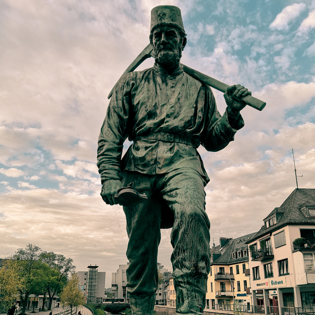 
                                Bronzestatur "Henner" (Bergmann) auf der Oberstadtbrücke. Foto: Hans-Reinhart Meise
                            