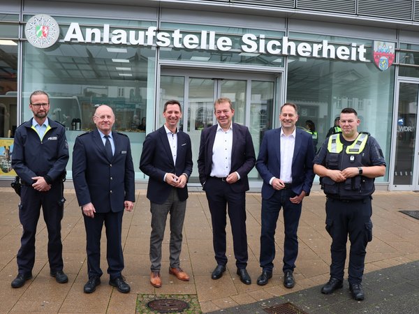 Bürgermeister Steffen Mues (3.v.r.) und Landrat Andreas Müller (3.v.l.) eröffneten jetzt die neue "Anlaufstelle Sicherheit" in der Siegener Innenstadt. (Foto: Stadt Siegen)