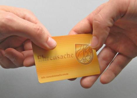 Hände bei Übergabe der Ehrenamtskarte © Staatskanzlei NRW