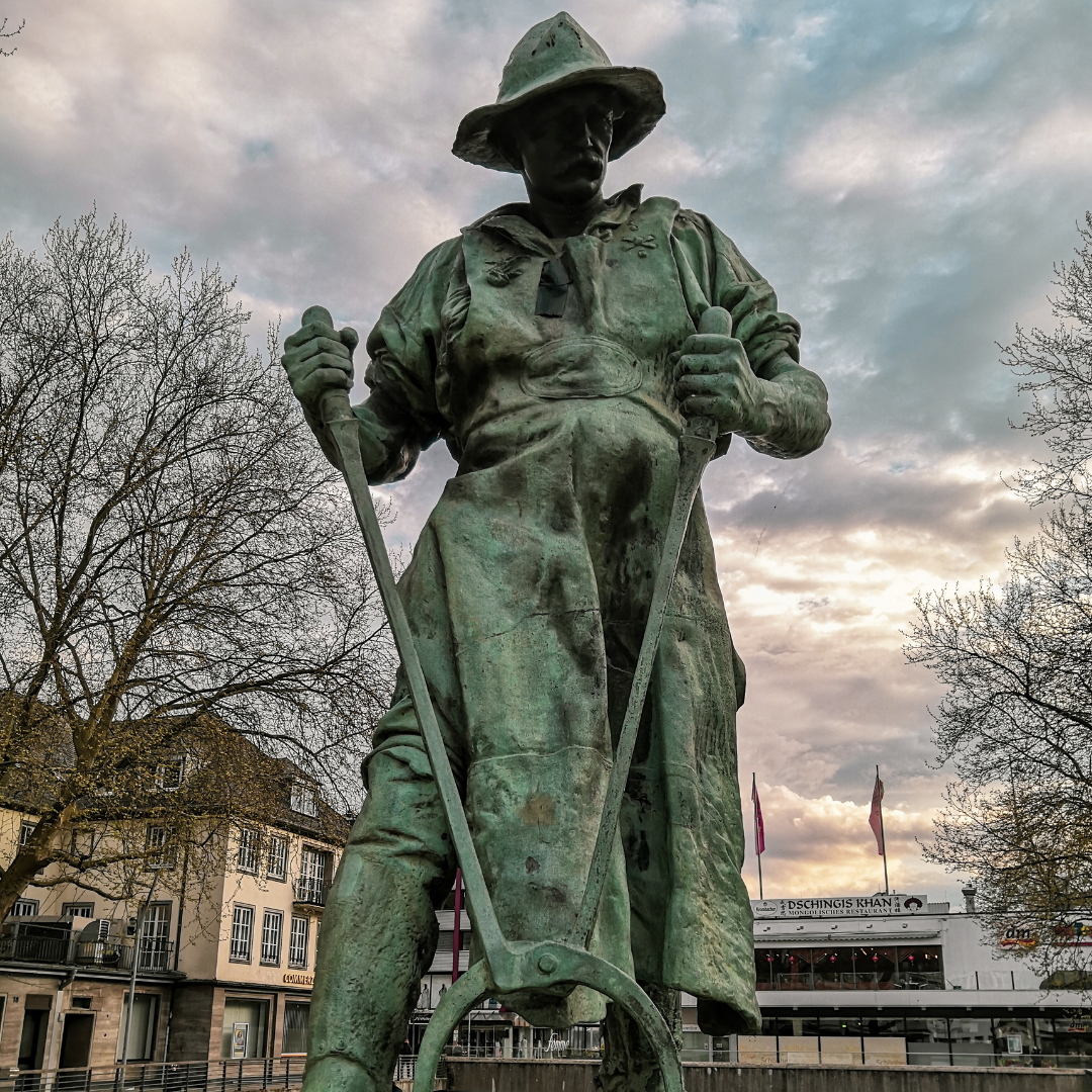 
                            Bronzestatur "Frieder" (Hüttenmann) auf der Oberstadtbrücke. Foto: Hans-Reinhart Meise
                        