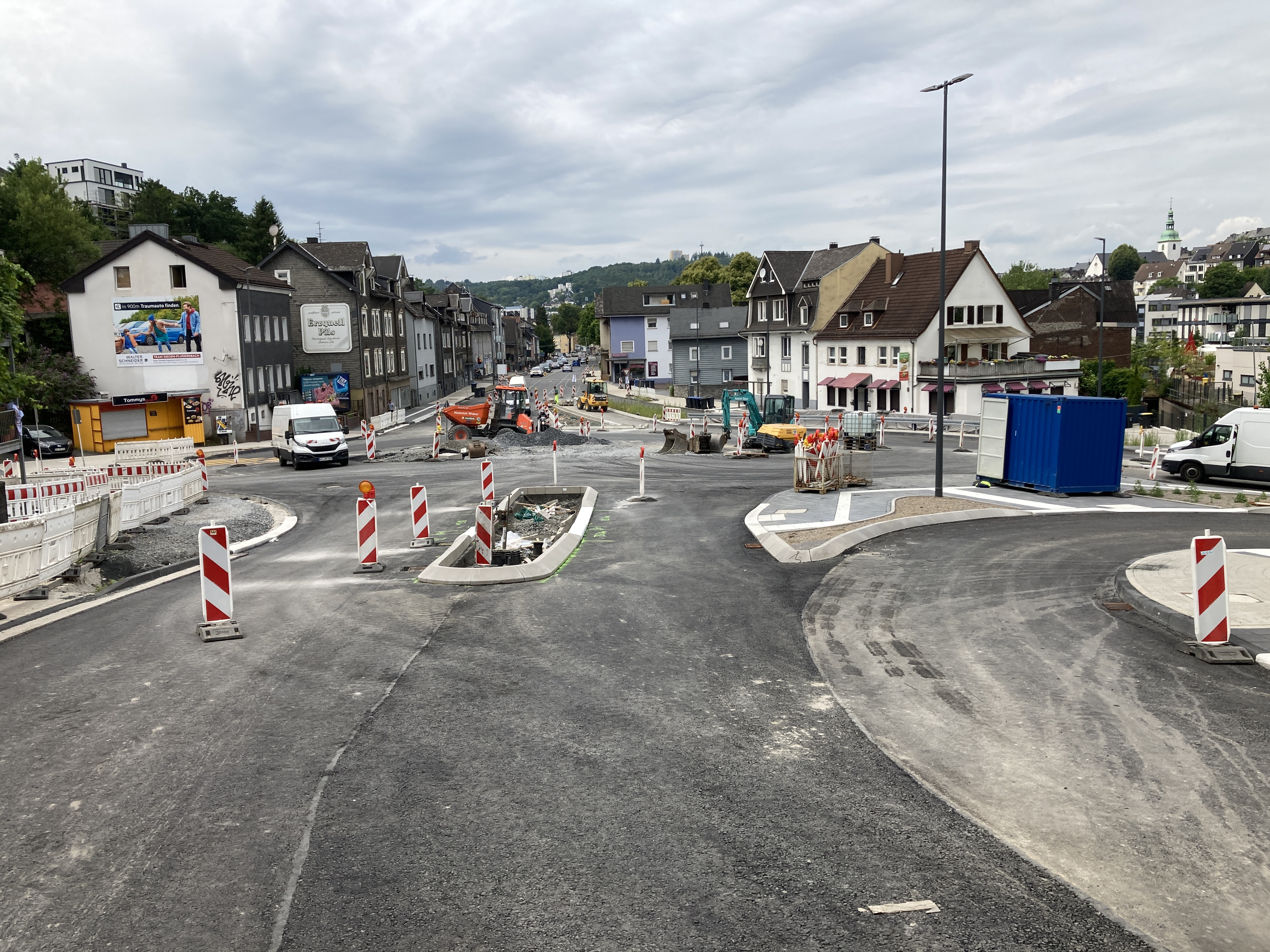 Einbau der Fahrbahnteiler (Foto: Stadt Siegen)