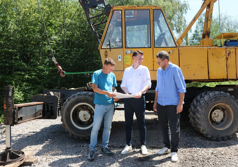 Martin Thomas (städtischer Projektleiter), Bürgermeister Tristan Vitt und Stadtbaurat Henrik  Schumann auf dem Gelände "Martinshardt II".